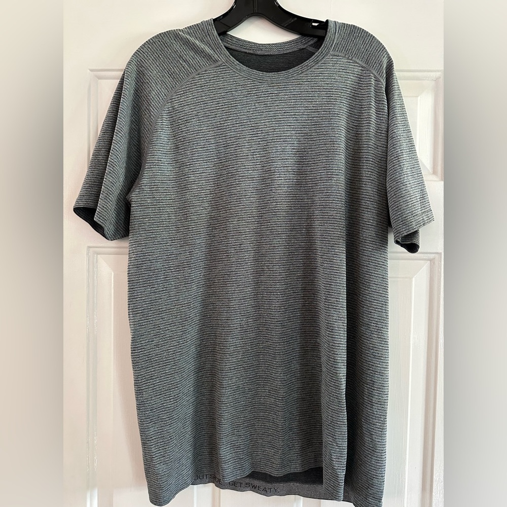 Men’s xl metal vent lululemon tshirt
